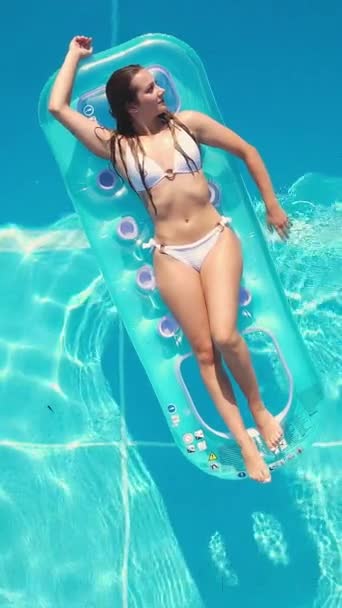 Sunbathing Tanning Swimming Pool Top View Vertical Video — Stockvideo