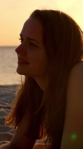 Gün Batımında Miami Nin Kumlu Sahilinde Bikinili Güzel Bir Kadın — Stok video