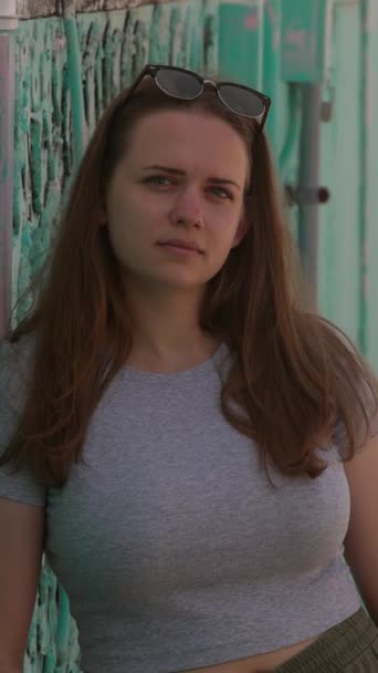 Retrato Una Joven Mujer Bonita Apoyada Contra Pared Verano Fotografía — Vídeo de stock