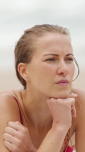 Sexig Kvinna Bikini Kopplar Sandstrand Vid Havet Fotografering — Stockvideo