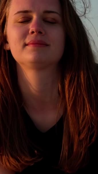 Szczęśliwa Kobieta Cieszy Się Wspaniałym Zachodem Słońca Plaży Miami Zdjęcia — Wideo stockowe