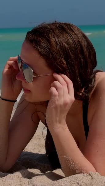 Ung Lycklig Kvinna Avkopplande Miami Beach Solig Dag Fotografering — Stockvideo