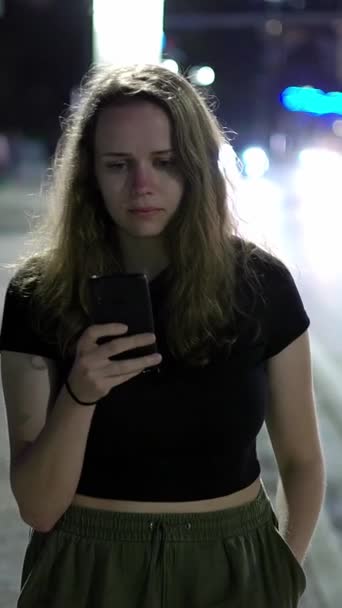 Młoda Kobieta Spacerująca Nocą Ulicą Zdjęcia Wakacji — Wideo stockowe
