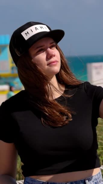 Miami Plajı Ndaki Güzel Kadın Sahilde Selfie Çekiyor Seyahat Fotoğrafçılığı — Stok video