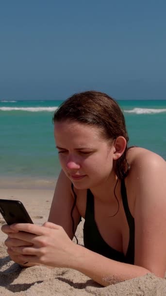 Mujer Bonita Relaja Playa Mientras Envía Mensajes Texto Con Teléfono — Vídeos de Stock