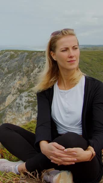 Ung Kvinna Njuter Utsikten Över Havet Cabo Roca Portugal Fotografi — Stockvideo