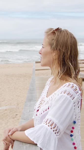 夏の完璧な一日 若い女性がビーチで彼女の一日を楽しむ 旅行写真 — ストック動画