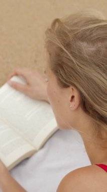 Bikinili seksi kadın okyanusun kumlu sahilinde rahatlıyor. Seyahat fotoğrafçılığı.