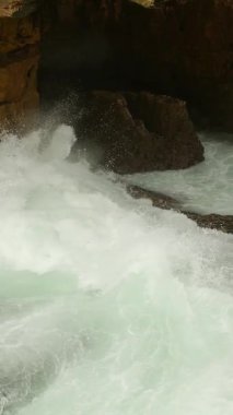 Boca do Inferno 'nun Rocky sahilleri Portekiz' deki Atlantik Okyanusu 'nda - seyahat fotoğrafçılığı