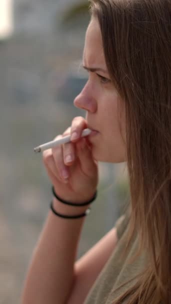 Jonge Ontevreden Vrouw Steekt Een Sigaret Reisfotografie — Stockvideo