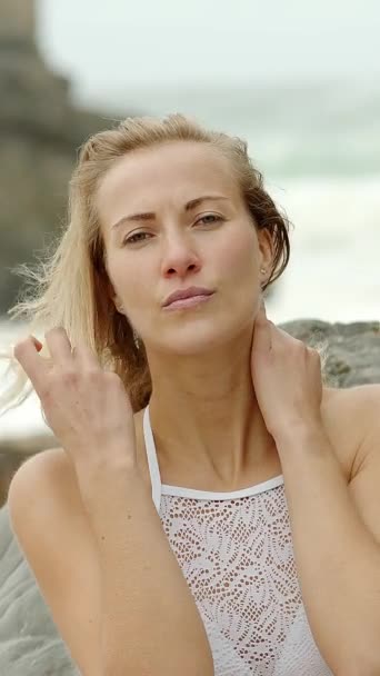 Giovane Sexy Donna Spiaggia Fotografia Viaggio — Video Stock