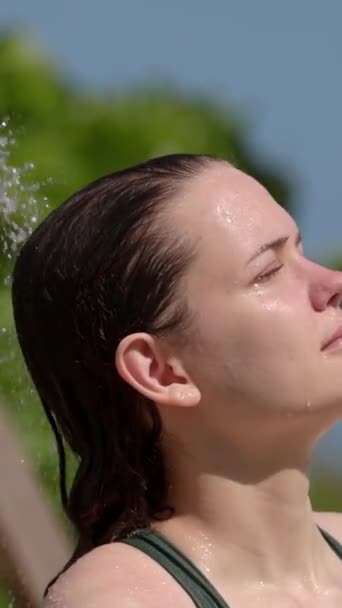 在海滩日光浴后洗澡的年轻女子 旅行摄影 — 图库视频影像