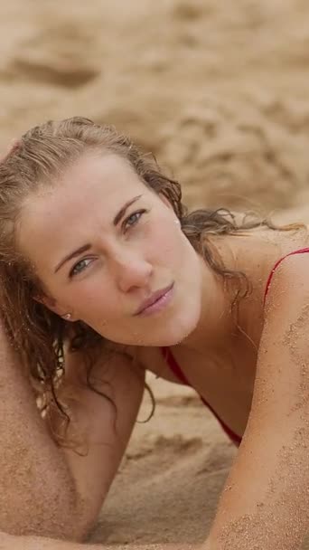 Mujer Sexy Bikini Relaja Una Playa Arena Océano Fotografía Viaje — Vídeos de Stock