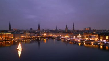 Hamburg şehri üzerinde gece panoramik manzara - HAMBURG, GERMANY - 26 ARALIK 2022