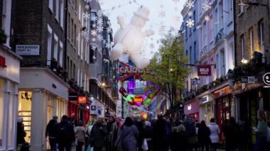 Londra 'da Noel Zamanı Harika Carnaby Caddesi - Ağır çekim klibi - LONDON, Birleşik KINGDOM - 20 ARALIK 2022