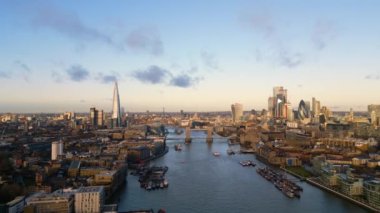 Londra üzerinde Tower Bridge ve River Thames ile tipik hava manzarası - LONDON, UNITED KINGDOM - 18 Aralık 2022