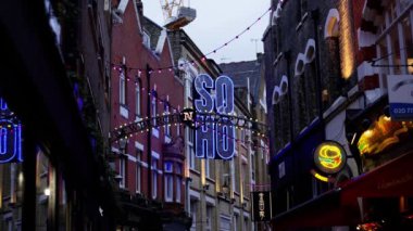 Londra 'daki Carnaby caddesinde güzel bir Noel süslemesi - Londra, BİRLİK KINGDOM - 20 ARALIK 2022