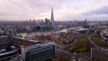 Londra Kulesi 'ne doğru uçuyor - hava manzaralı - Londra, BİRLİK KINGDOM - 18 ARALIK 2022