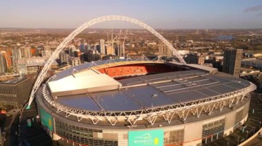 Güneşli bir günde Londra 'daki Wembley Stadyumu üzerinde hava manzarası - LONDON, UNITED KINGDOM - 18 ARALIK 2022