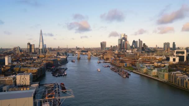 伦敦城市上空典型的空中景观 塔桥和泰晤士河 联合王国 2022年12月18日 — 图库视频影像
