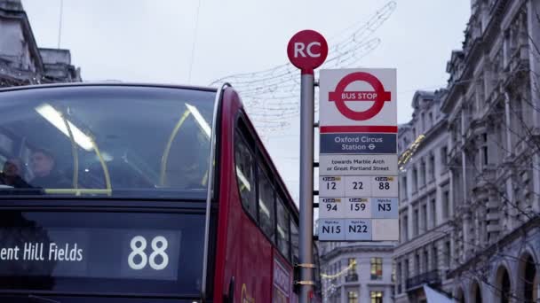 Oxford Circus Bus Stop London London Ηνωμένο Βασίλειο Δεκεμβρίου 2022 — Αρχείο Βίντεο