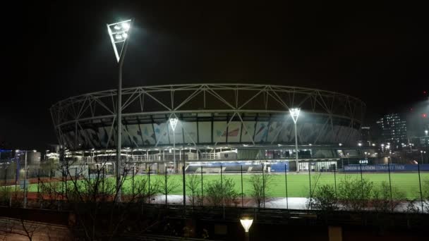 クイーン エリザベス オリンピック パーク ロンドン ストラトフォードで夜 ロンドン イギリス 2022年12月20日 — ストック動画