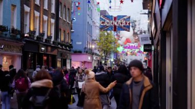 Londra 'da Noel Zamanı Harika Carnaby Caddesi - Ağır çekim klibi - LONDON, Birleşik KINGDOM - 20 ARALIK 2022