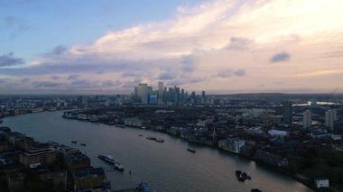 Londra 'daki Thames Nehri ve Canary Wharf üzerinde hava manzarası - LONDON, UNITED KINGDOM - 18 ARALIK 2022