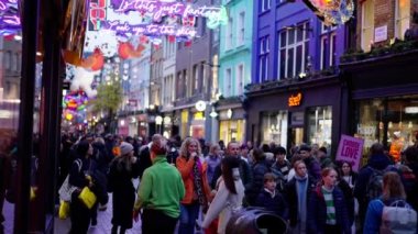 Carnaby Sokağı Londra, Noel zamanı yoğun bir yerdir - Londra, BİRLİK KINGDOM - 20 ARALIK 2022