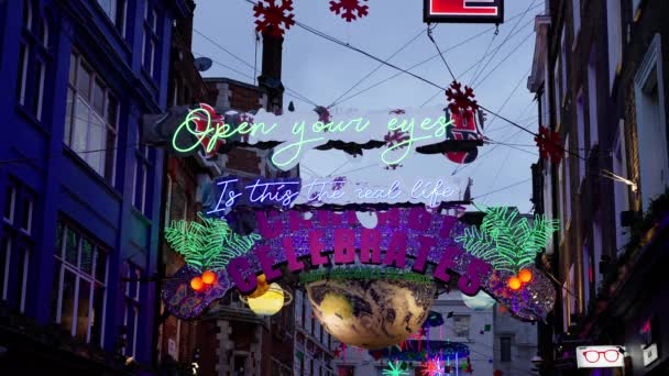 Mooie Kerstversiering Carnaby Street Londen London Verenigd Koninkrijk December 2022 — Stockvideo