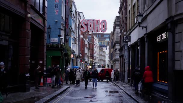 Люди Які Прогулювались Вулицями Лондона Сохо Повільно Пересуваючись London United — стокове відео