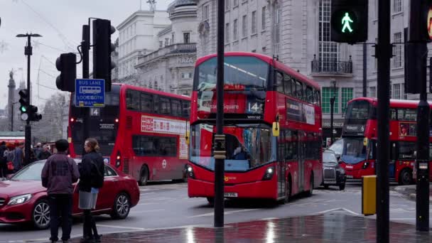 Rote Busse Der Londoner Innenstadt Zeitlupe London Vereinigtes Königreich Dezember — Stockvideo