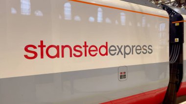 Stansted Express treni Londra Liverpool Caddesi 'ne varmak üzeredir - LONDON, BİRLİK KINGDOM - 9 Haziran 2022