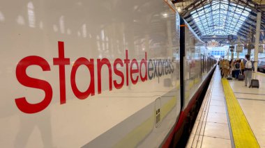Stansted Express treni Londra Liverpool Caddesi 'ne varmak üzeredir - LONDON, BİRLİK KINGDOM - 9 Haziran 2022