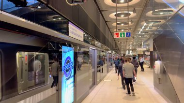 Modern Tottenham Court Yolu Metro İstasyonu - LONDON, BİRLİK KINGDOM - 9 Haziran 2022