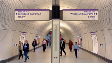 Modern Tottenham Court Yolu Metro İstasyonu - LONDON, BİRLİK KINGDOM - 9 Haziran 2022