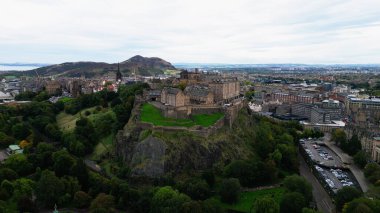 Castle Hill 'deki Edinburgh Kalesi üzerinde hava manzarası - seyahat fotoğrafçılığı