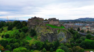 Castle Hill 'deki Edinburgh Kalesi üzerinde hava manzarası - seyahat fotoğrafçılığı