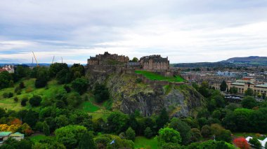 Castle Hill 'deki Edinburgh Kalesi üzerinde hava manzarası - seyahat fotoğrafçılığı