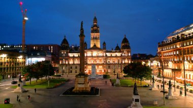 Glasgow Şehir Merkezi 'ndeki George Square üzerinde gece uçuşu - hava görüntüsü - EDINBURGH, UNITED KINGDOM - Ekim 04, 2022