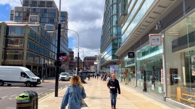 Güneşli bir günde Londra 'da Victoria Caddesi - LONDON, BİRLİK KINGDOM - 9 Haziran 2022