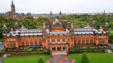 Glasgow 'daki Kelvingrove Sanat Galerisi ve Müzesi - hava manzaralı - GLASGOW, UNITED KINGDOM - Ekim 04, 2022