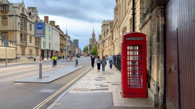 Oxford şehir merkezindeki sokak manzarası - OXFORD, BİRLİK KINGDOM - 10 Haziran 2022