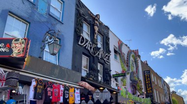 Londra 'daki Camden High Caddesi' ndeki renkli dükkanlar ve tımarhaneler - LONDON, UNITED KINGDOM - 9 Haziran 2022