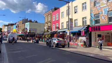 Londra 'daki Camden High Caddesi' ndeki renkli dükkanlar ve tımarhaneler - LONDON, UNITED KINGDOM - 9 Haziran 2022