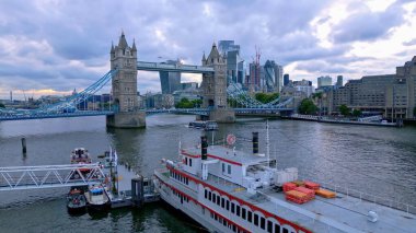 Ünlü Kule Köprüsü ve Londra Şehri - hava manzarası - LONDON, BİRLİK KINGDOM - 9 Haziran 2022