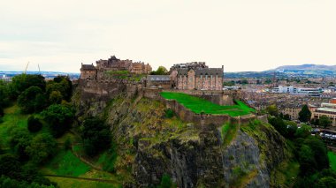 Castle Hill 'deki Edinburgh Kalesi üzerinde hava manzarası - seyahat fotoğrafçılığı