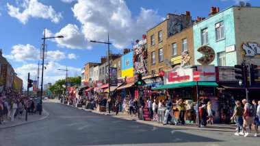 Londra 'daki Camden High Caddesi' ndeki renkli dükkanlar ve tımarhaneler - LONDON, UNITED KINGDOM - 9 Haziran 2022