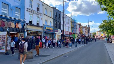 Londra 'daki Camden High Caddesi' ndeki renkli dükkanlar ve tımarhaneler - LONDON, UNITED KINGDOM - 9 Haziran 2022