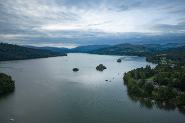 Göl kıyısındaki Windermere Gölü. Akşamları hava manzaralı. Seyahat fotoğrafçılığı.